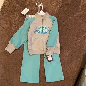 NIKE Girls 2 piece sweatsuit. Size 5